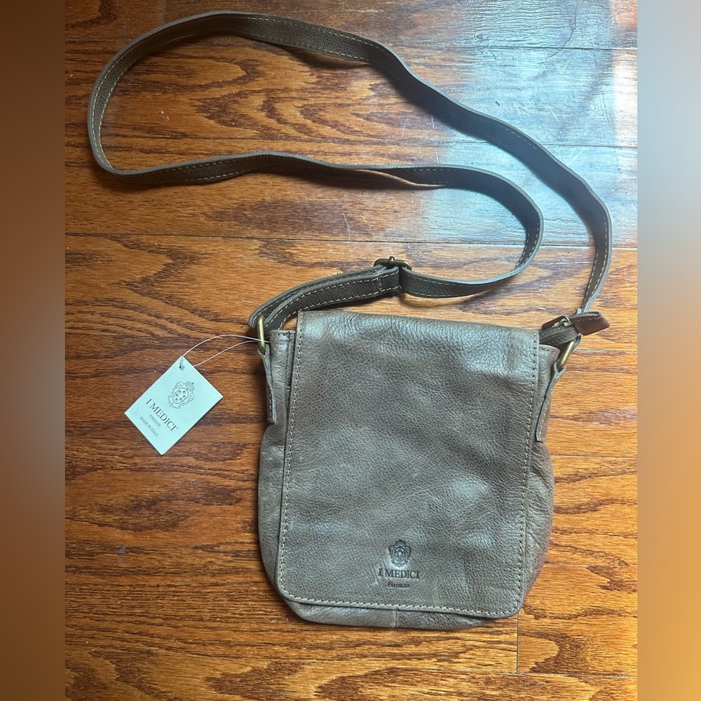 NWT I Medici Firenze and features a distinct embossed logo on the front flap